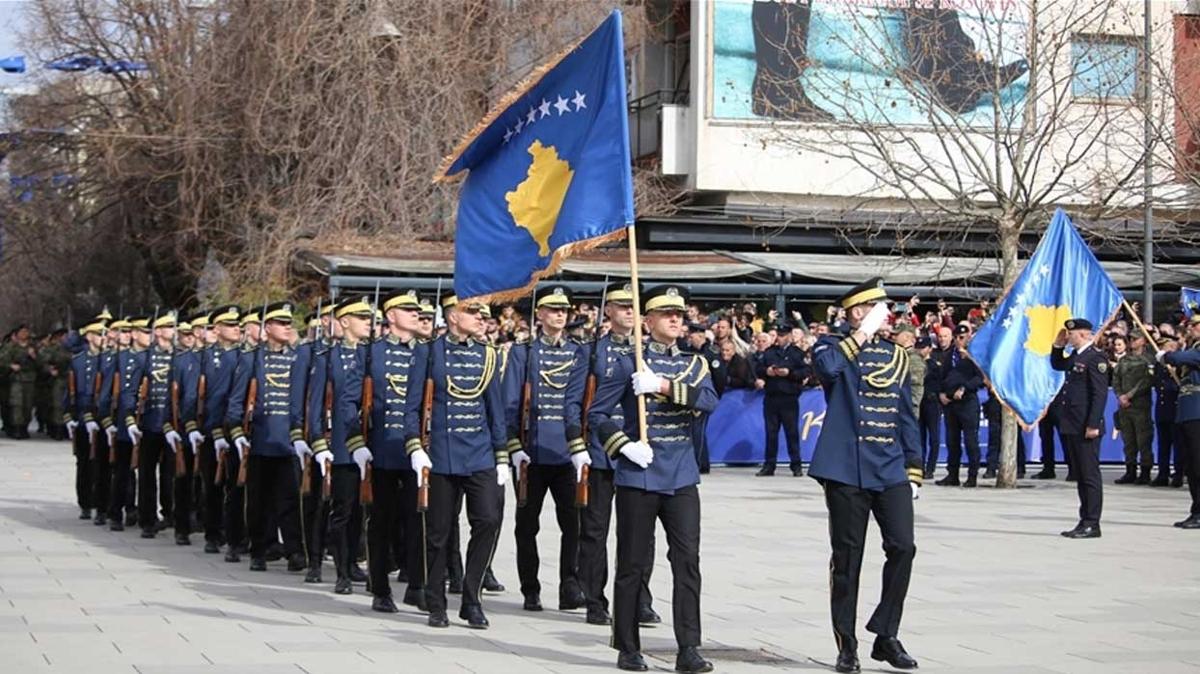 Kosova'da polis memurlarna ate ald