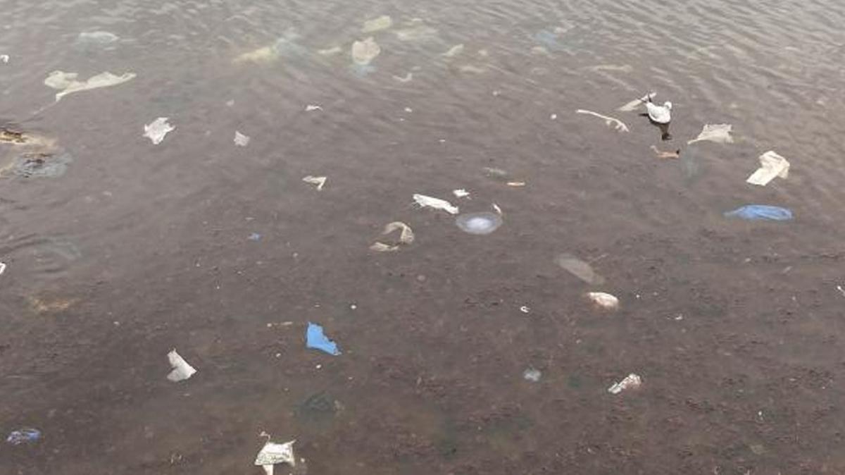 Kadky' lodos vurdu: Caddebostan sahilini plastik atklar kaplad