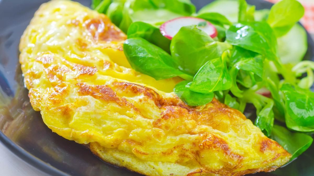 Kahvaltlk peynirli omlet! Kaar atalnzdan uzayacak lezzete baylacaksnz