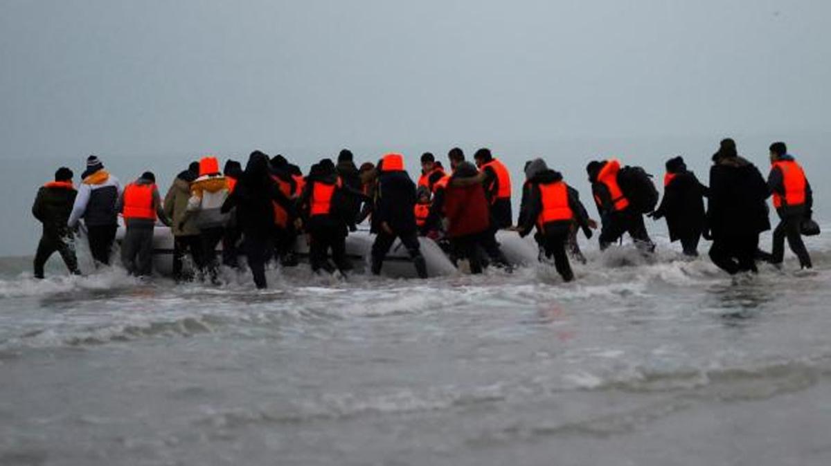 Man Denizi'nden ngiltere'ye gemek isteyen 166 dzensiz gmen kurtarld