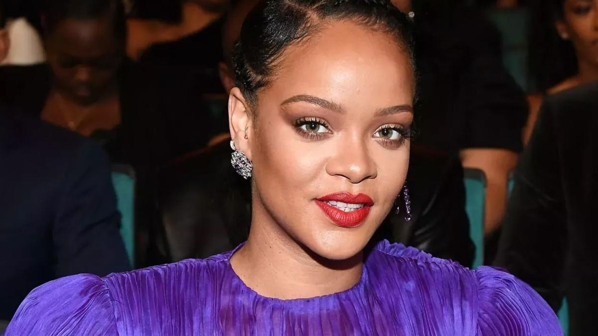 Rihanna bebeini paylat, sosyal medya ykld! Resmen annesinin kopyas