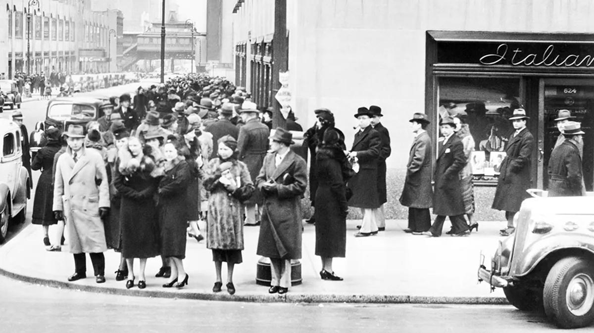 1938 ylnda cep telefonuyla konuuyor! Zaman yolculuu hi bu kadar net grlmemiti!