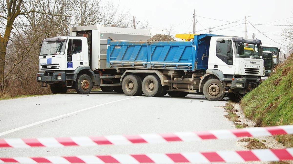 Balkanlar'da gerilim artyor! Kosoval Srplar yollar kapatt