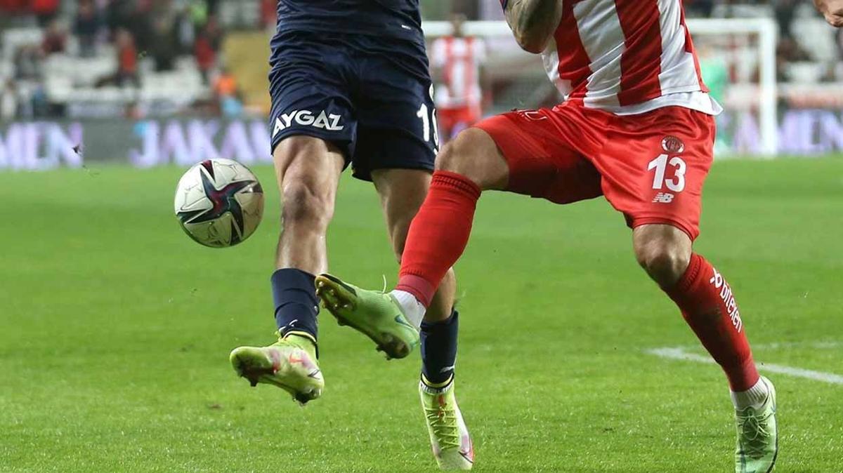 Fenerbahe liderlik iin Antalyaspor deplasmannda