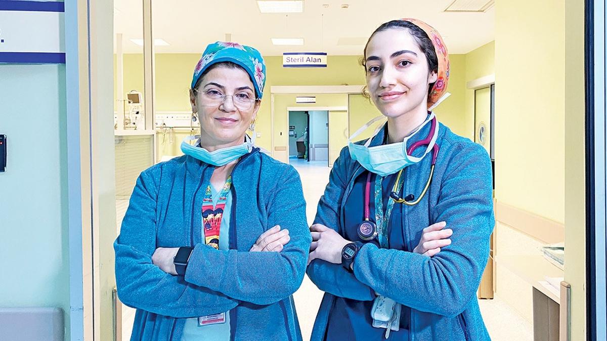 ocukluu hastanede geti! Doktor annesine asistanlk yapyor