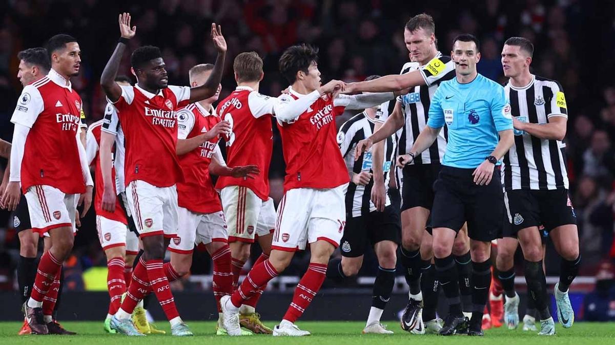 Lider Arsenal'a Newcastle United freni