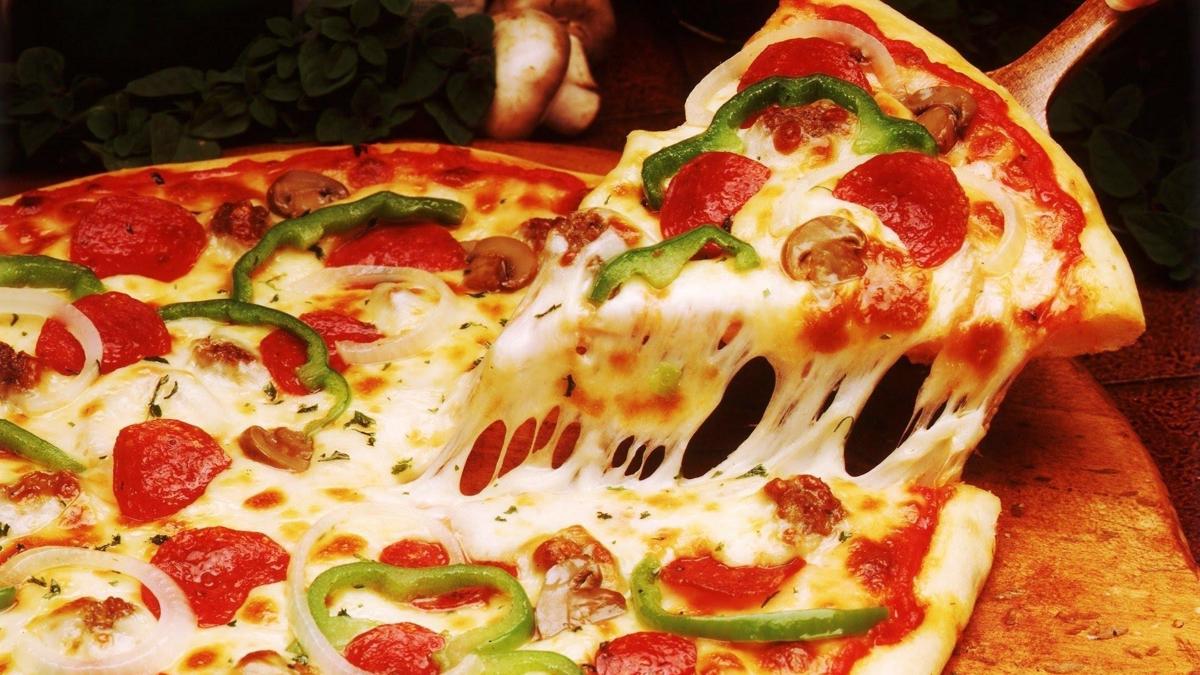 Pizzann en fit hali! Ebru all'dan avokado soslu pizza tarifi