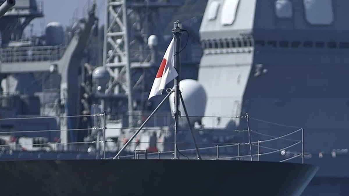 Japon destroyeri deniz yatandaki kayaya arpt