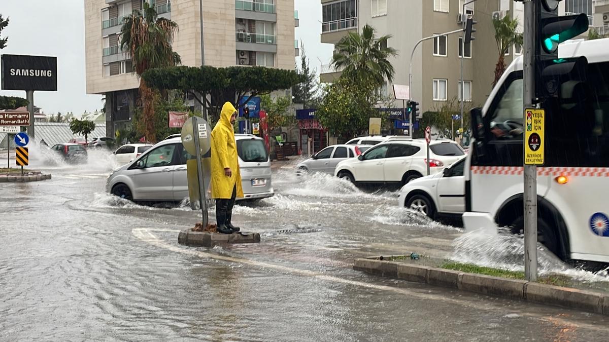 Antalya'da kuvvetli ya ve frtna etkili oluyor