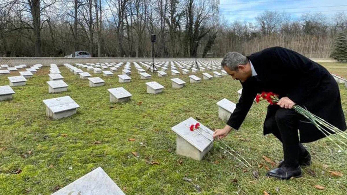 Bakan zer Macaristan'daki Trk ehitlii'ni ziyaret etti