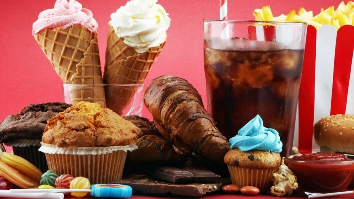 Сладкий содержать. Sugary foods. Сахар в кулинарии. Сладости, газированная вода, выпечка, фаст-фуд.. Sugary Junk food.