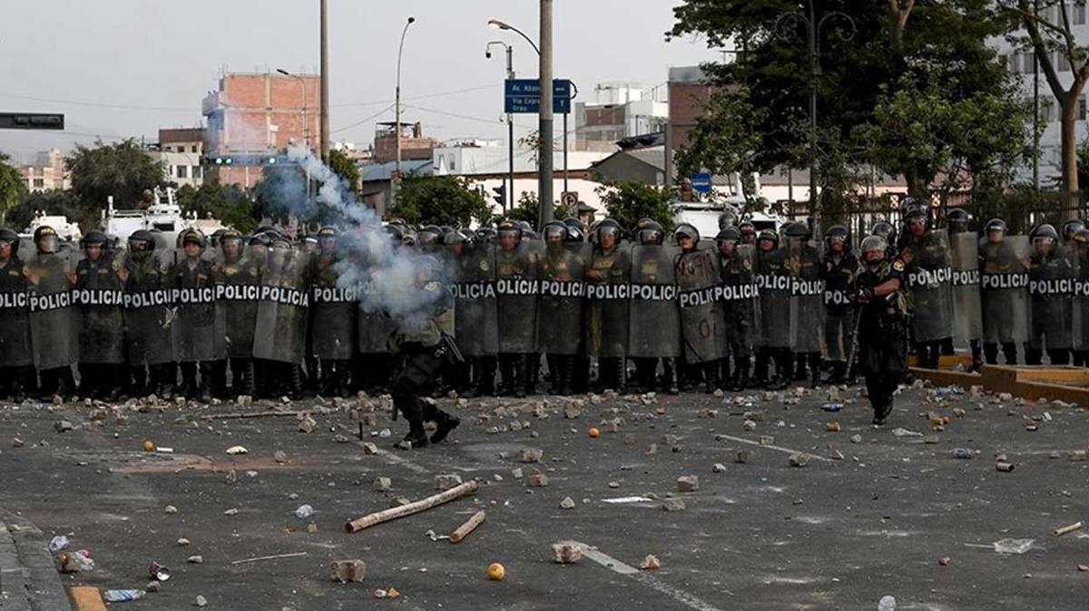 Peru yangn yeri! Protestocular lkenin en byk ikinci havaalanna zorla girmeye alt