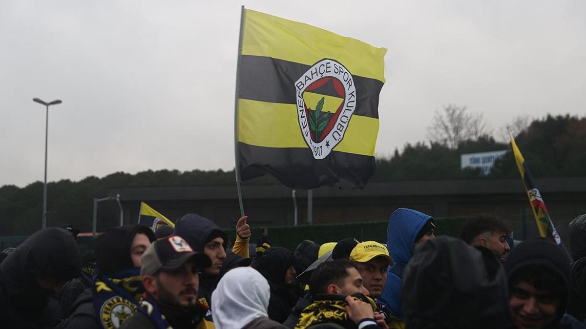 Fenerbaheli taraftarlardan TFF'ye protesto