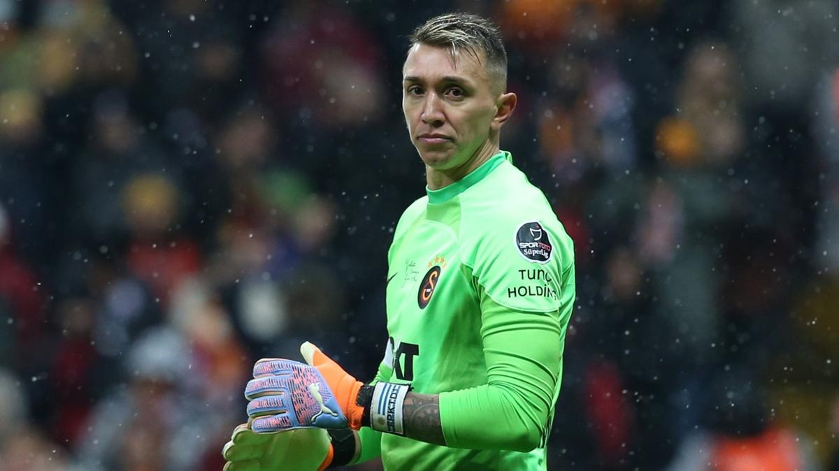 Fernando Muslera sahay sedyeyle terk etti! Galatasaray'da byk sknt: Aklama geldi