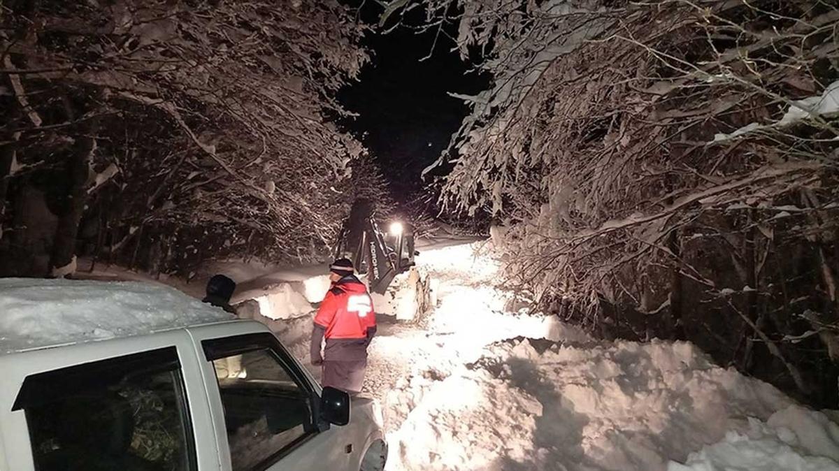 Kar sebebiyle yolda mahsur kalan 35 kii kurtarld