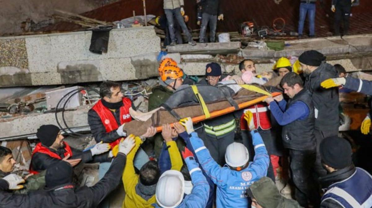 Deprem'de yaralanan 45 vatanda tedavi iin stanbul'a getirildi