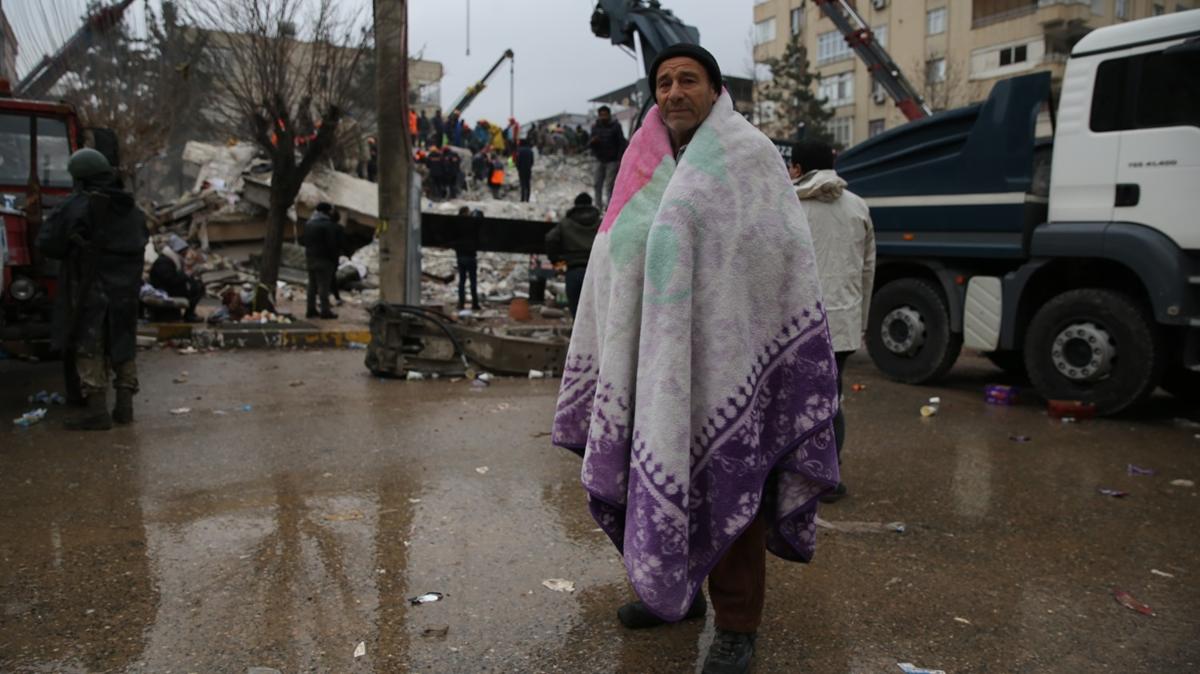 anlurfa'da enkaz altndaki yaknlarna kavumak isteyenler umutla bekliyor