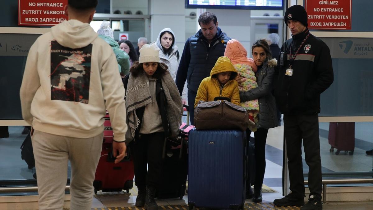 Depremzedelerin bir ksm uakla Antalya'ya getirildi