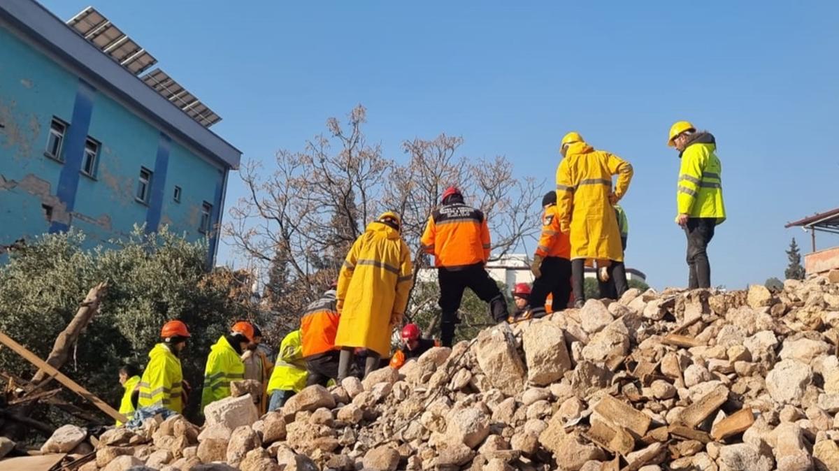 KKTC sivil savunma ekipleri, Hatay'da bir kiiyi enkazdan kard