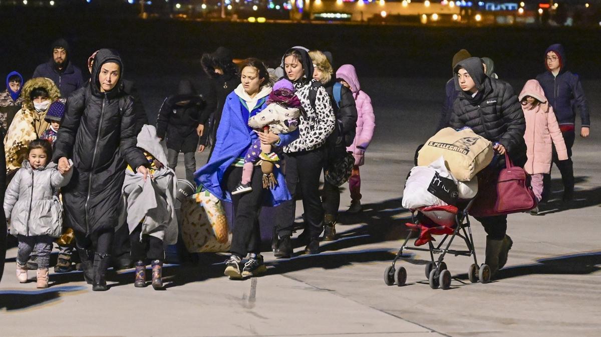 Tahliye talebinde bulunan 210 depremzede TSK'nn kargo uayla stanbul'a getirildi