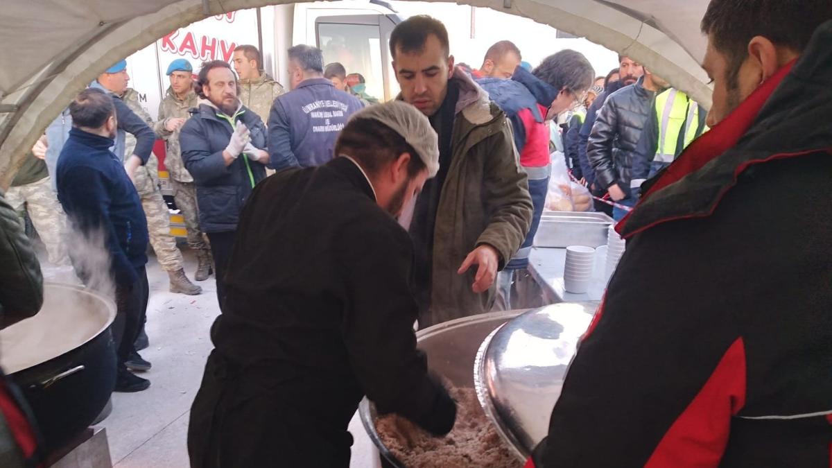 mraniye Belediyesi mobil aevi aralksz yemek vermeye devam ediyor