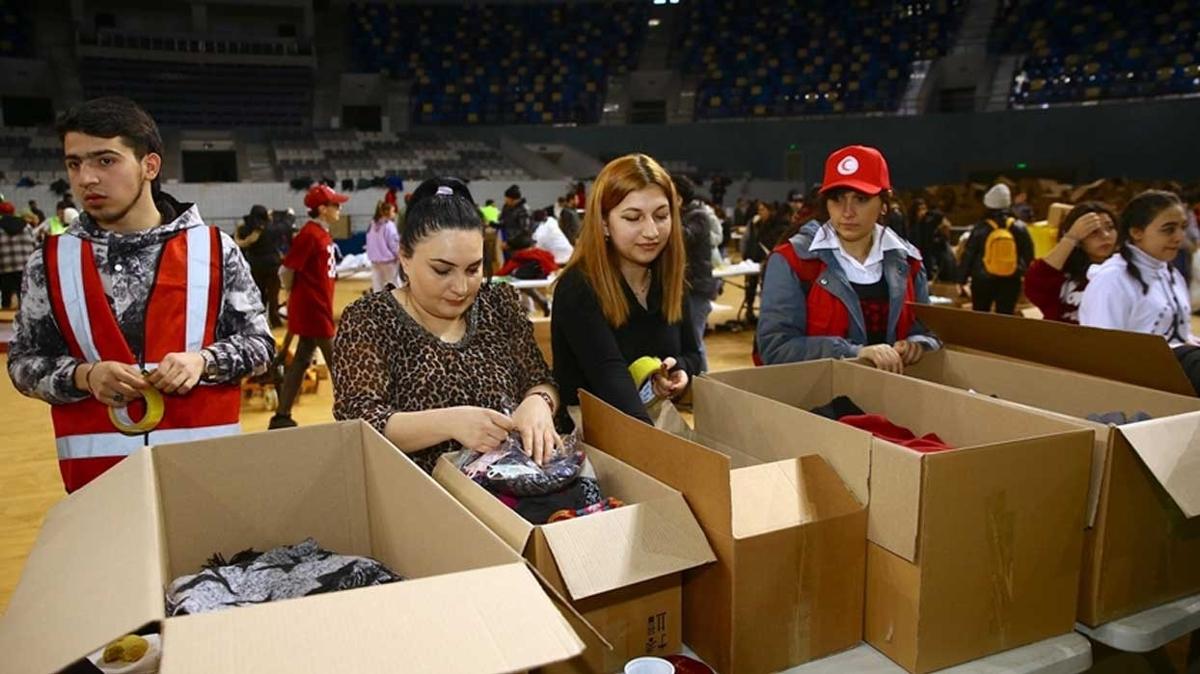 Azerbaycanl anne ve kz gnlerdir Trkiye'ye yardm toplama merkezinde alyor