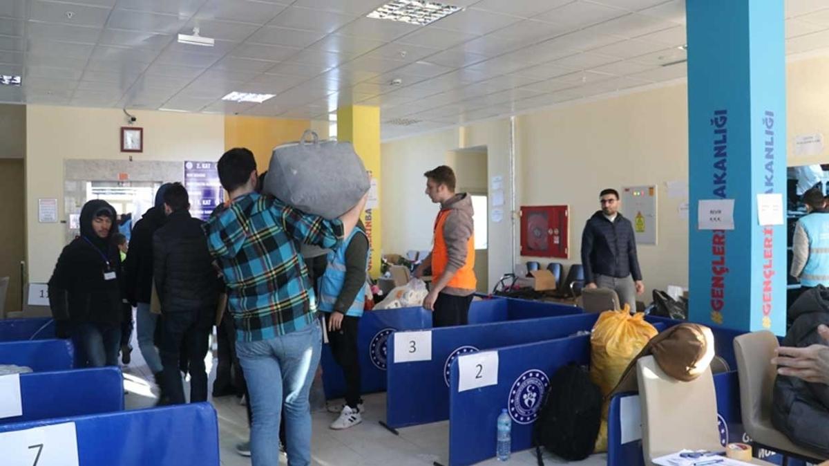 Burdur'a getirilen 1061 depremzede GSB yurtlarna yerletirildi