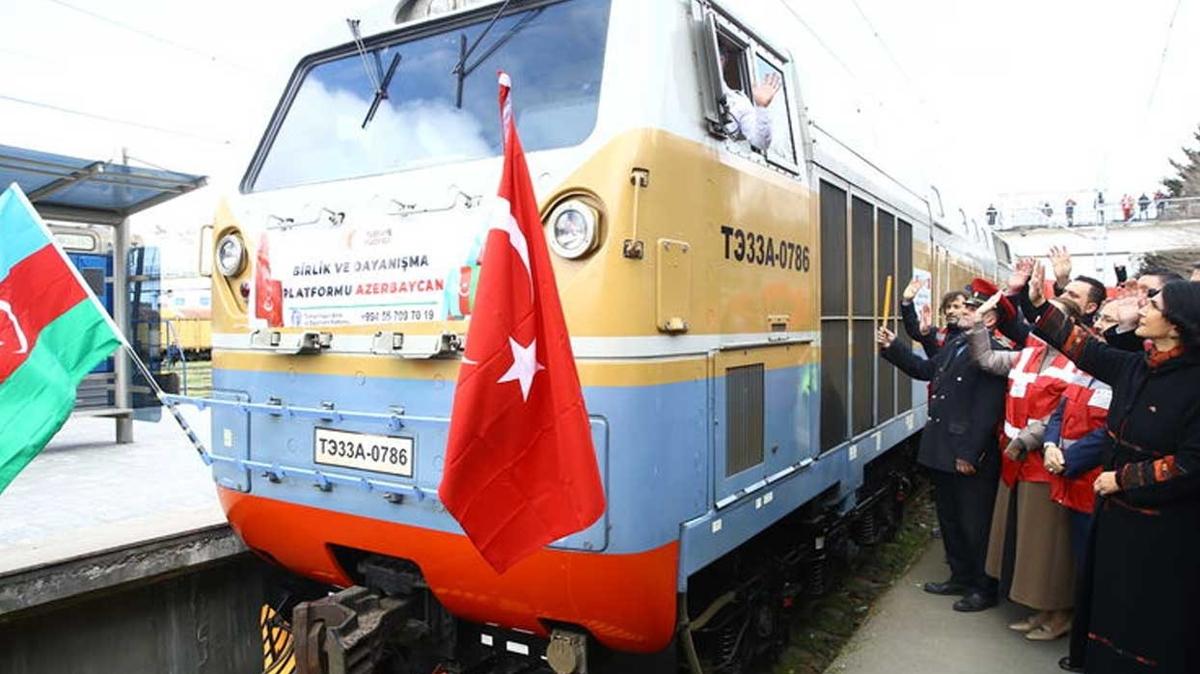 Azerbaycan'dan insani yardm malzemeleri tayan tren Trkiye'ye yola kt