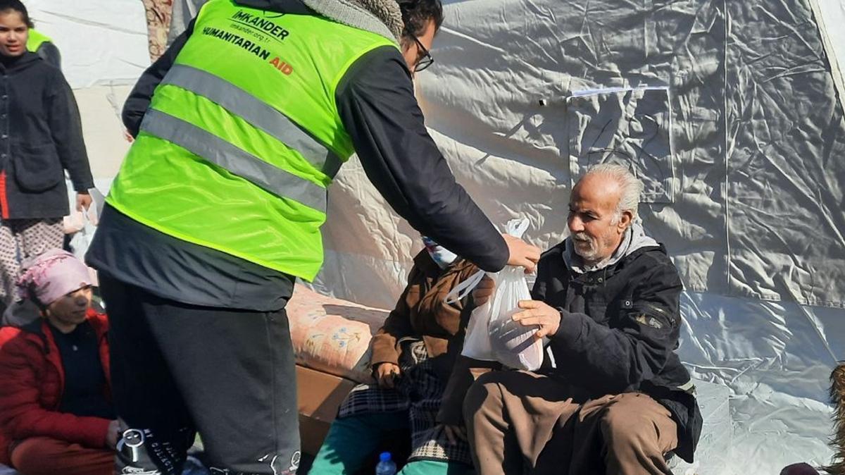 MKANDER ekipleri depremzedelere scak yemek ikram ediyor