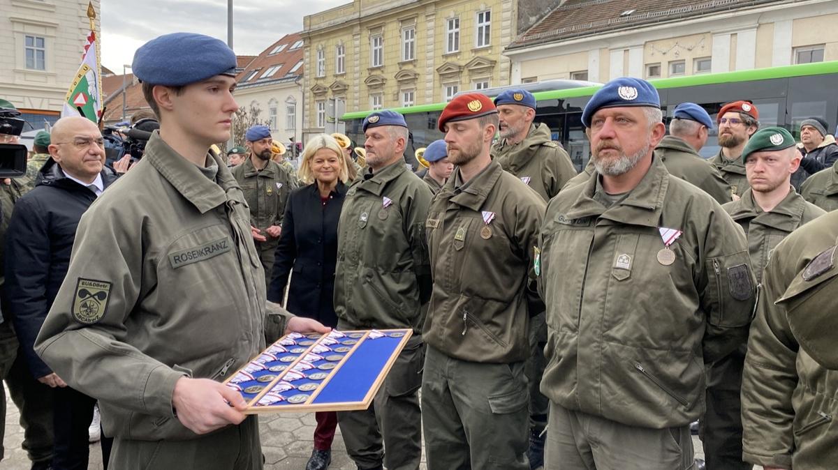 Avusturya arama ve kurtarma ekibine stn baar madalyas verildi