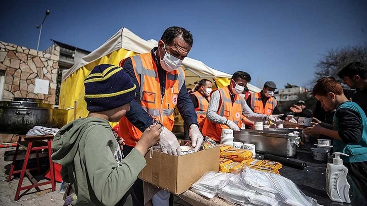 TBMM alar Hatay'da depremzedeler iin yemek piiriyor