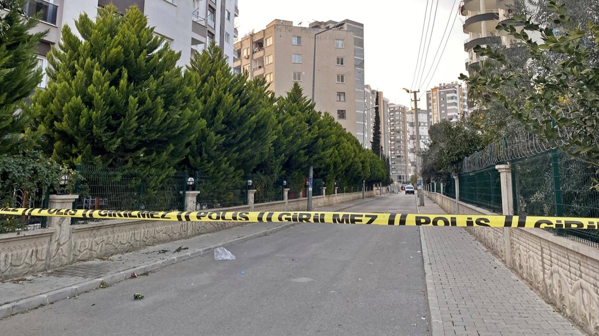 Mersin'de depremlerden etkilenen bina boaltld