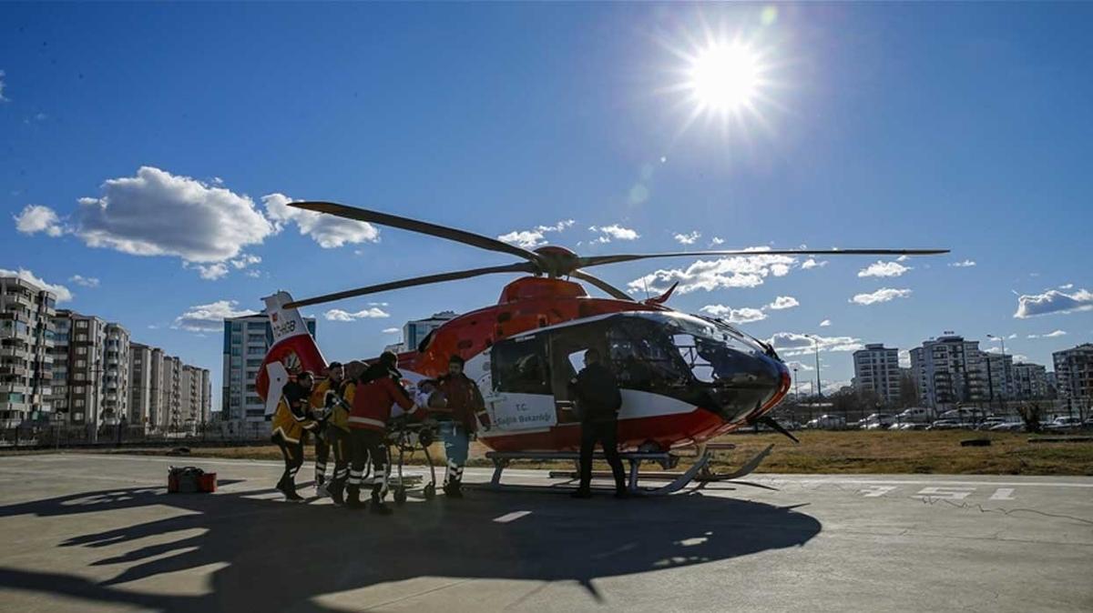 Ambulans helikopter depremzede hasta iin havaland