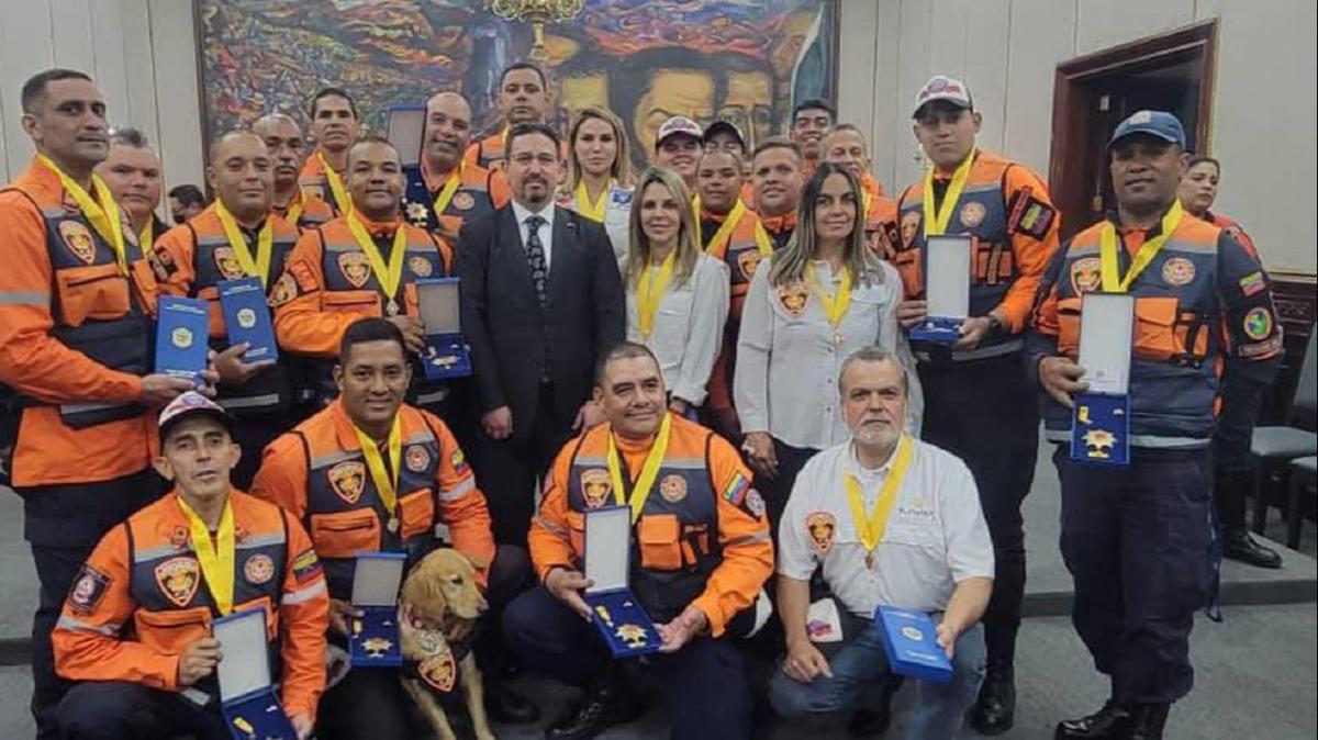 Venezuela'dan arama kurtarma almalarna gelen ekibe madalya
