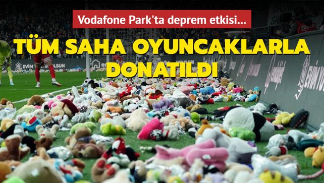Vodafone Park'ta deprem etkisi! Tm saha oyuncaklarla donatld