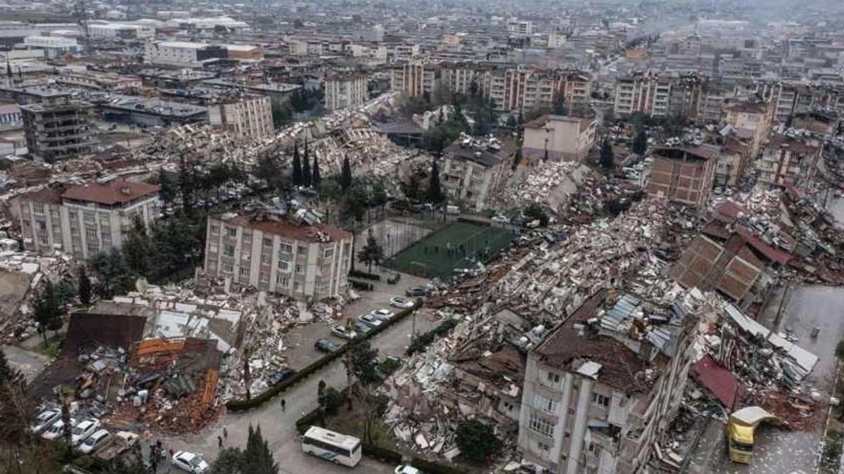 Depremin merkez ss Kahramanmara'ta esnaf dkkanlarn amaya balad