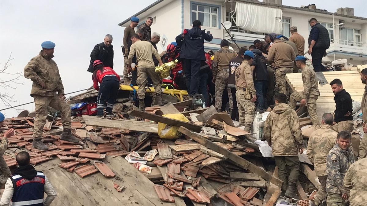 Gaziantep'teki baz evler depremle sokaa doru yaklak 2 metre kayd