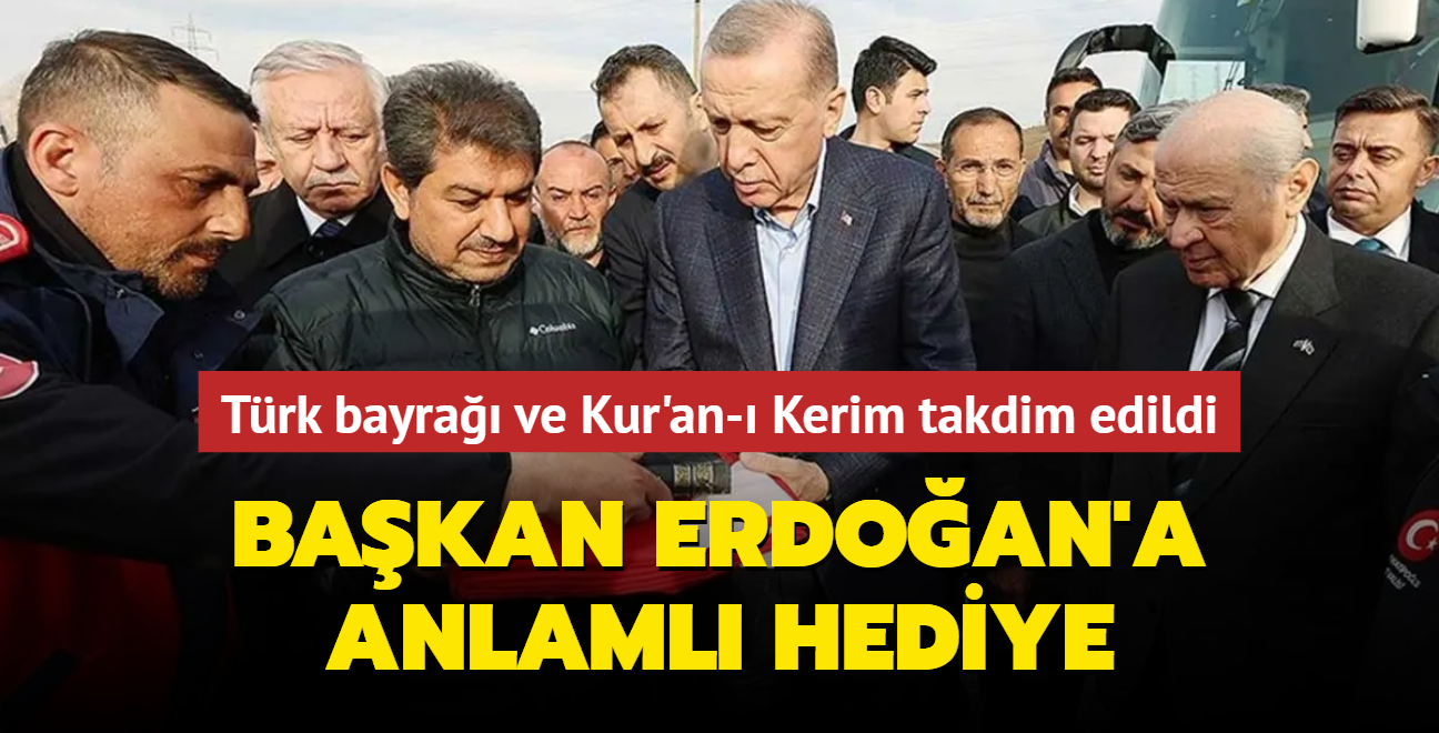 Trk bayra ve Kur'an- Kerim takdim edildi... Bakan Erdoan'a Adyaman'da anlaml hediye