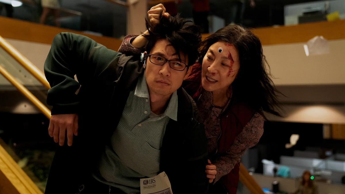 "Everything Everywhere All at Once" (Her ey Her Yerde Ayn Anda), En yi Film dahil 7 dl kazand