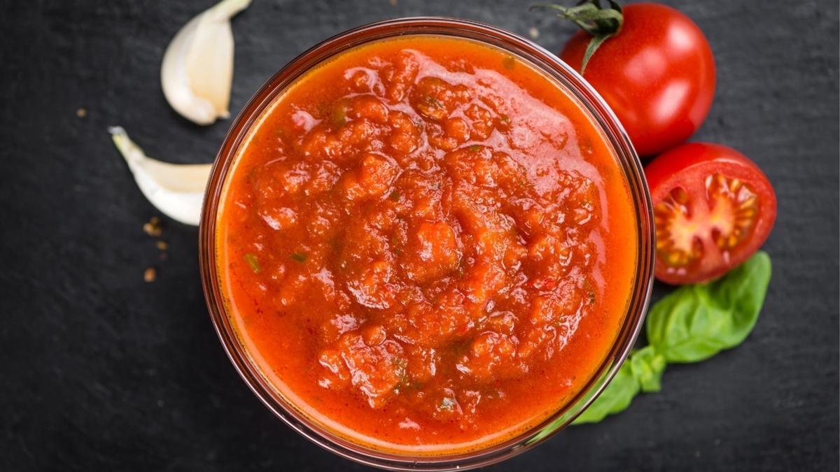 Kzartlm ekmee yakan lezzet! Antioksidan deposu domates sosu nasl yaplr"