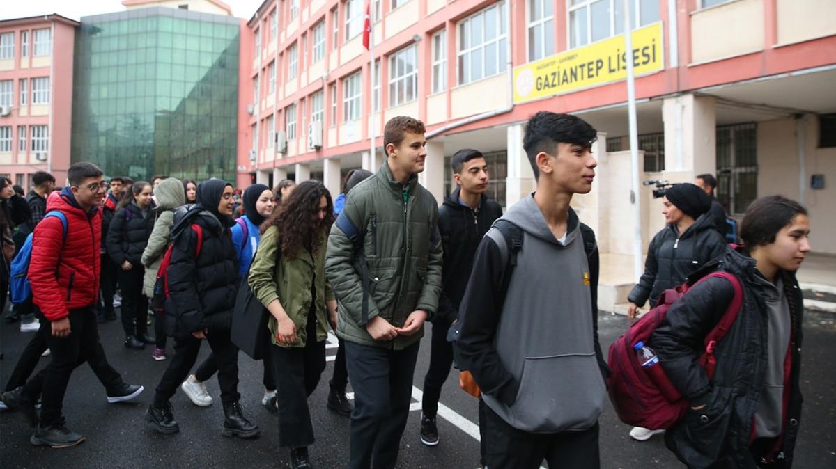 Depremden etkilenen Gaziantep'te ders zili ald