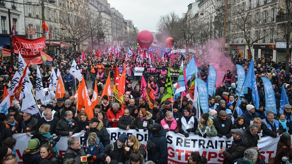 Fransa'da sular durulmuyor Emeklilik reformu karşıtı göstericiler köprüyü trafiğe kapatarak