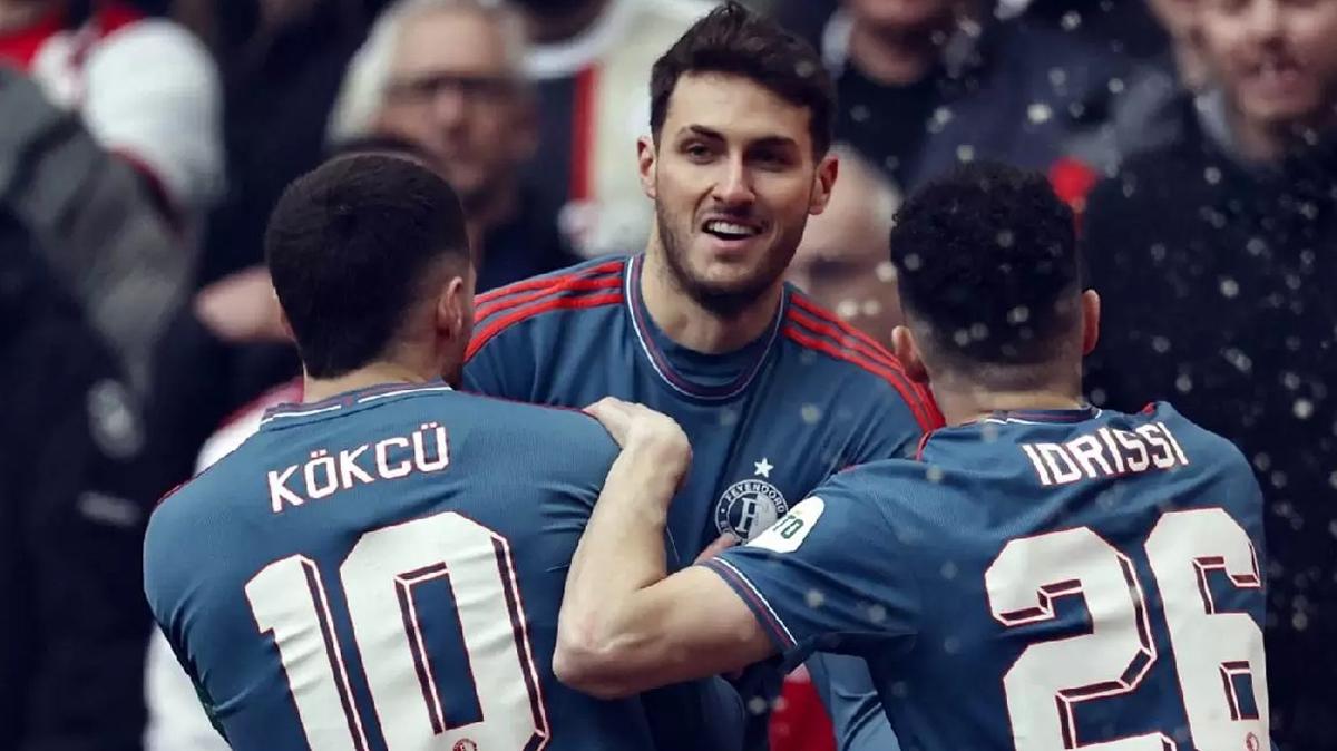 Feyenoord Ajax'ı devirdi ve şampiyonluk meşalesini yaktı