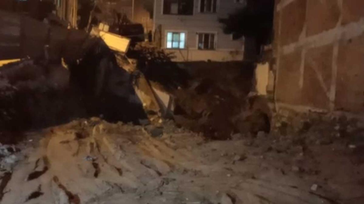 Bayrampaşa'da bir binanın istinat duvarı çöktü