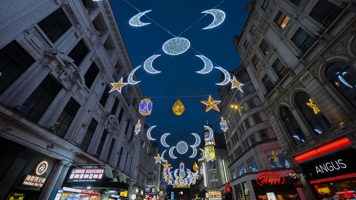 Londra'nın ünlü caddesi ramazan ışıklarıyla süslendi