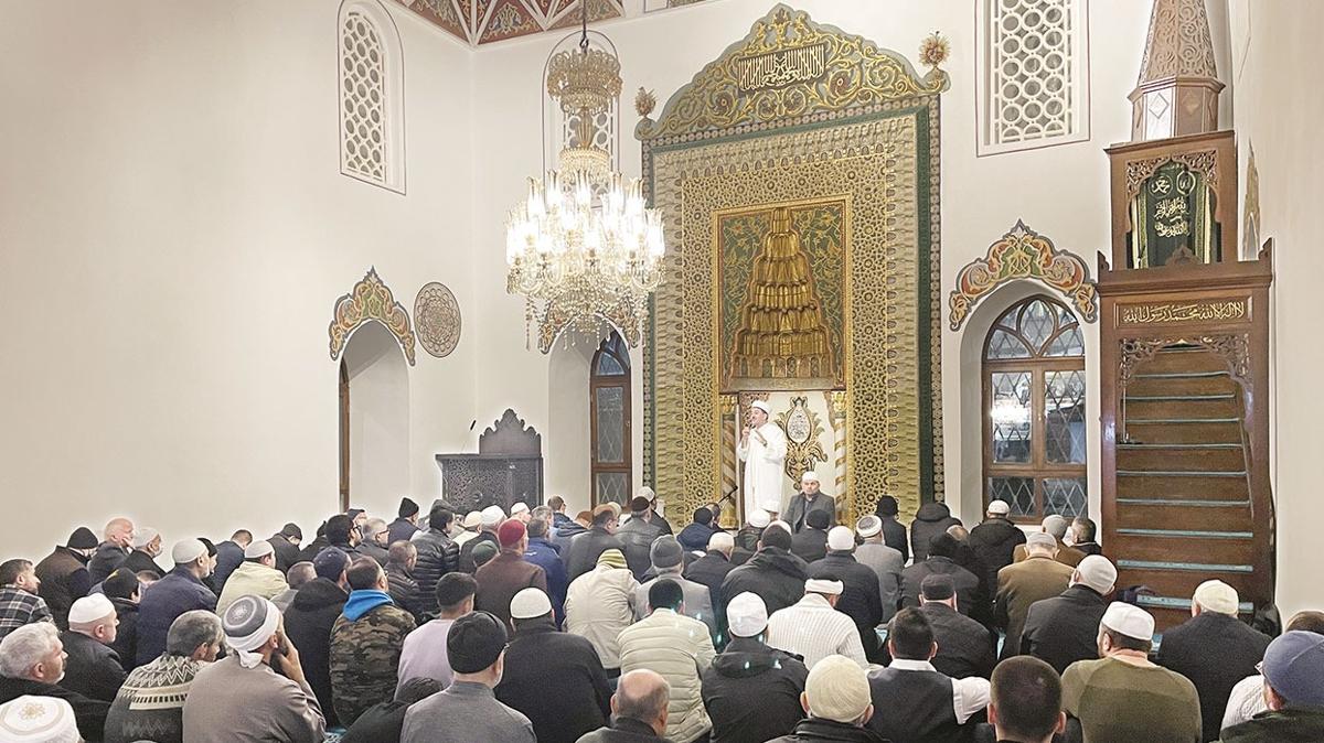 Gazi Orhan Bey Camii'nde 3 yl sonra teravih namaz