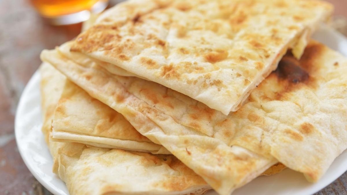 Sahur vaktinde en pratik ve kolay tarif! 2 malzemeden milfyden ekmei nasl yaplr"