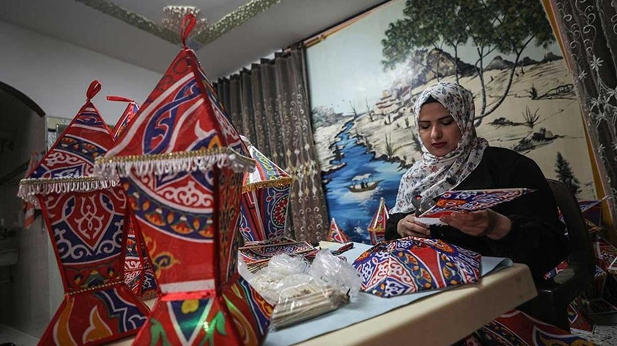 Gazze'de youn mesaiyle hazrlanan 'ramazan fenerleri' evlere renk katyor