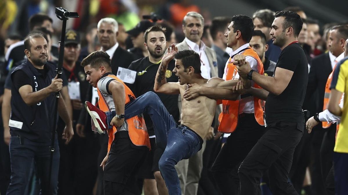 Beiktal futbolculara tekme atan holigana 1 yl 8 ay hapis cezas
