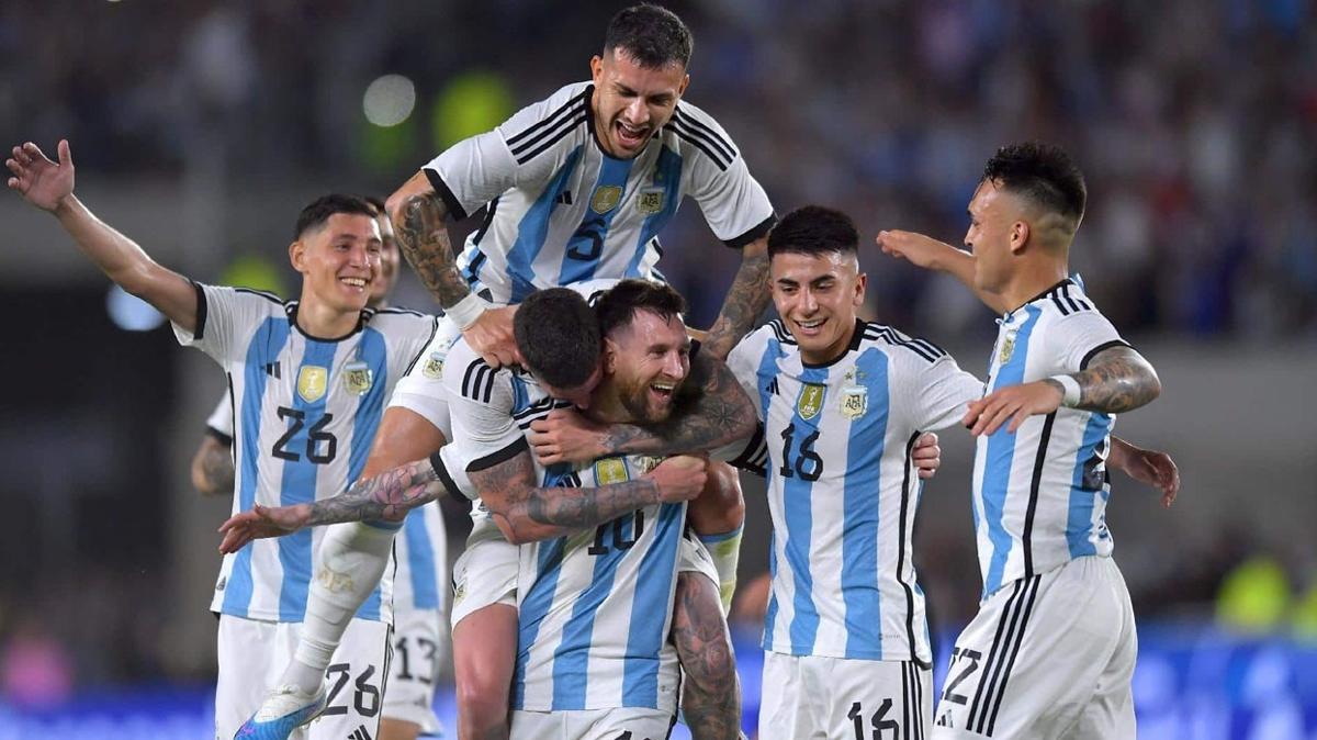 Lionel Messi hat-trick yapt, Arjantin 7 golle kazand